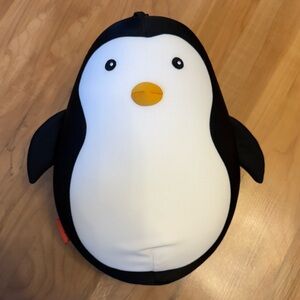 NWOT Penguin Travel Pillow: Kikkerland